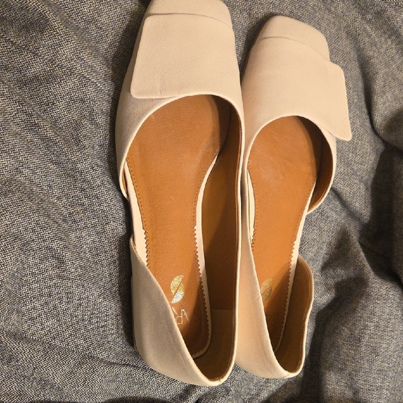 Women's Cream Flats - Picture 3 of 4